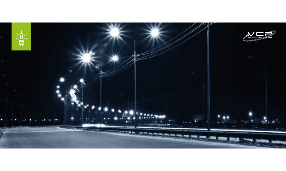 Carretera en la noche iluminada