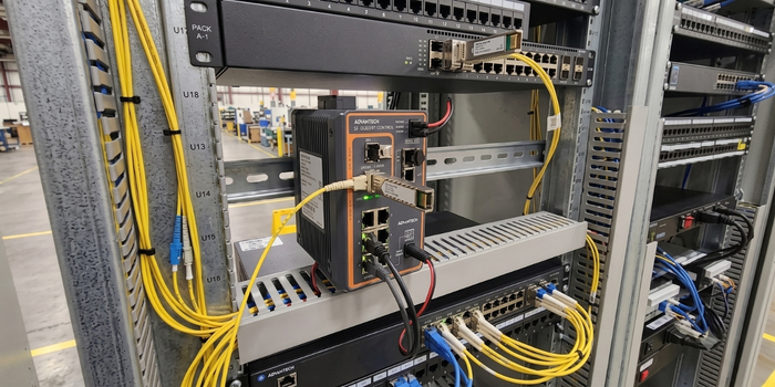 Cableado de fibra óptica en rack de comunicaciones para redes de datos
